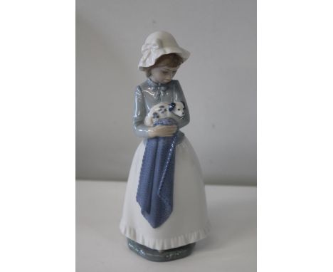 A Nao figurine 22cm x 22cm 