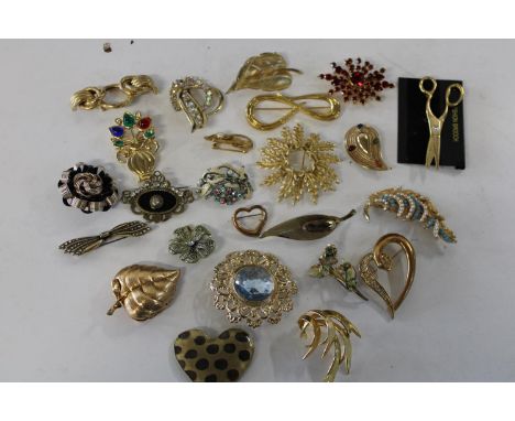 A large selection of vintage brooches 