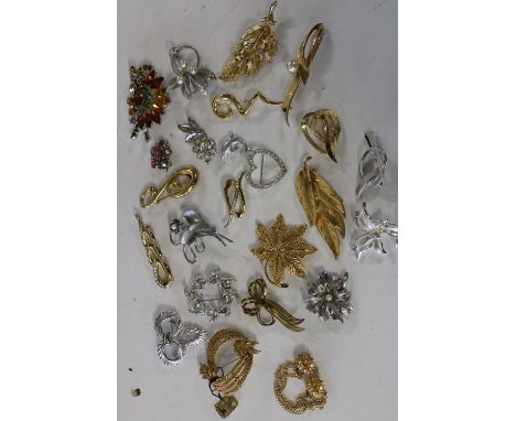 A large collection of vintage brooches 