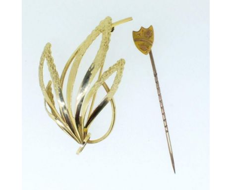 A 9 carat gold floral spray brooch and an Edwardian 9 carat gold stick pin, combined weight 4g 