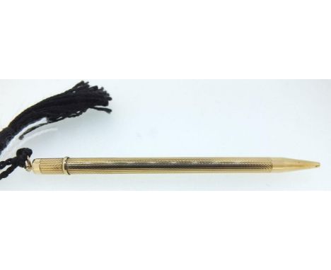A 9 carat gold retractable pencil, engine turned, approx 7g 
