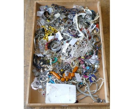 Approximately 10kg of costume jewellery. 