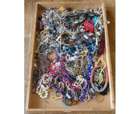 Approximately 10kg of costume jewellery. 