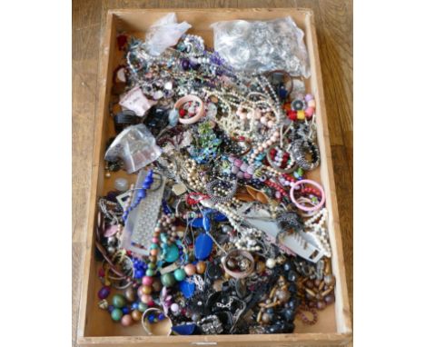 Approximately 10kg of costume jewellery. 