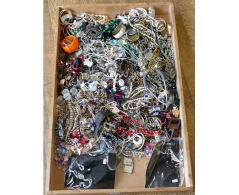 Approximately 10kg of costume jewellery. 