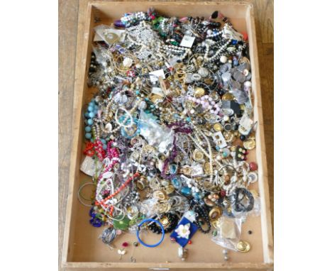 Approximately 10kg of costume jewellery. 