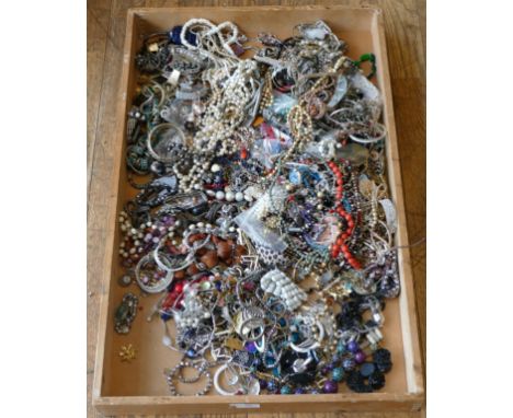 Approximately 10kg of costume jewellery. 