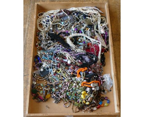 Approximately 10kg of costume jewellery. 