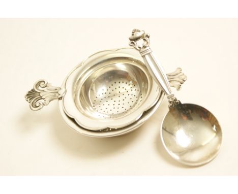 PRINTED CATALOGUE AMENDMENT: THE ESTIMATE FOR THIS LOT SHOULD READ £70-100 - Georg Jensen silver caddy spoon in the Acorn pat