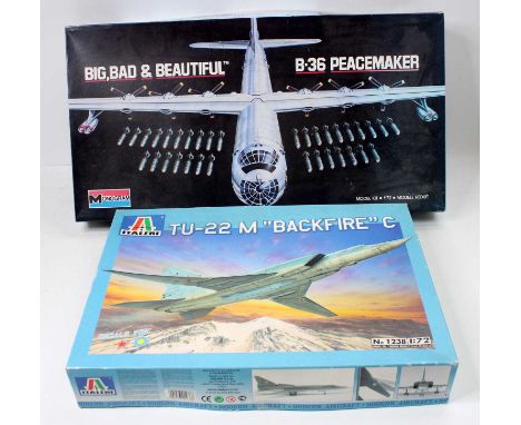 One box of mixed mainly 1/72nd scale model kits to include, Revell Space Shuttle, Italieri Super Hornet, Hasegawa A-6A Intrud