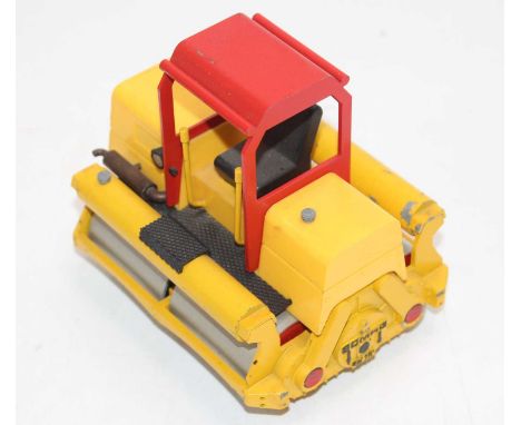 NZG No.2950 1/24th scale model of a Bomag BW200 Red Roof Road Roller, loose