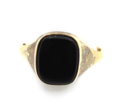 Men's 9ct Yellow Gold Black Onyx Ring  The ring contains a Flat Rectangular shaped Cabochon Black Onyx stone that measures ap