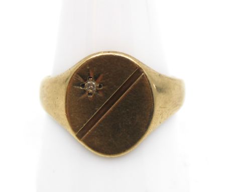 Men's 9ct Yellow Gold Diamond Signet Ring  The ring contains a melee Round Brilliant Diamond.  The ring is hallmarked "375" f