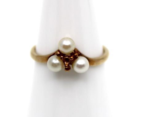 9ct Yellow Gold Cultured Pearl Dress Ring The ring contains three White/Cream Round Cultured Pearls that each measure approx.