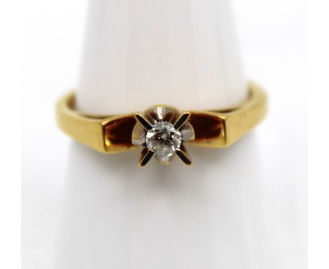 18ct Yellow Gold approx. 0.10ct Solitaire Round Brilliant Cut Diamond Ring  The Diamond is White and Eye-clean and there is n