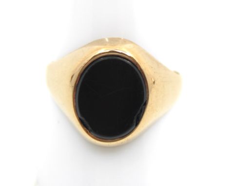 9ct Yellow Gold Black Onyx Ring  The ring contains an Oval Cabochon Black Onyx that measures approx. 12mm x 10mm.  The ring i