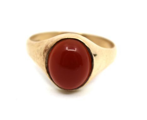 Men's 9ct Yellow Gold Oval Cabochon Carnelian Ring  The ring contains an Oval Cabochon Carnelian Stone that measures approx. 