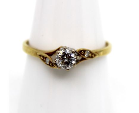18ct Yellow Gold 0.24ct Solitaire Diamond Ring with Diamond Shoulders The ring contains a 0.24ct Solitaire Round Brilliant Cu