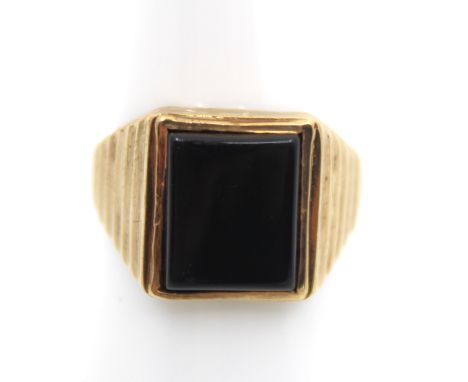 Men's 9ct Yellow Gold Rectangular shaped Black Onyx Ring  The ring contains a Cabochon Rectangular shaped Black Onyx piece th