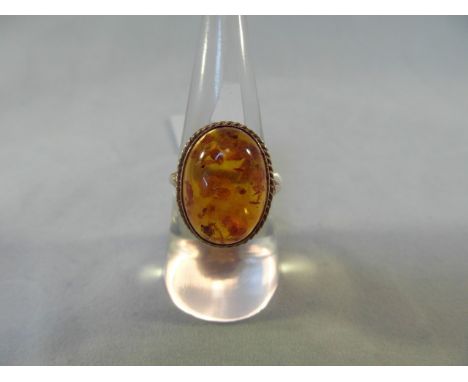 9ct gold oval cabochon amber ring. Size R. Gross weight 3.6g