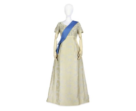 Olivia Colman (as the Queen): A full-length embroidered banquet gownSeason 3, Episode 9, 'Imbroglio'Custom-made golden gown w