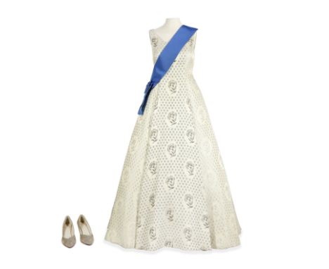 Olivia Colman (as the Queen): A floor-length thistle formal gownSeason 3, Episode 4, 'Bubbikins'Custom-made pale gold jacquar