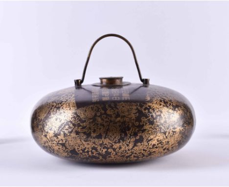Wärmeflasche JapanBronze, gold touchiert, floraler Dekor und japanische Schriftzeichen, H: 10 cm, Ø 21 cm,unter dem Stand mit