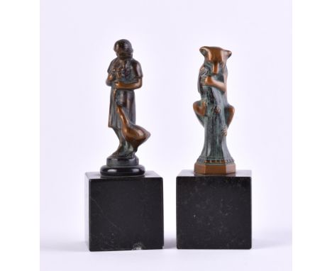 zwei kleine BronzefigurenBronze, 1 x Gänseliesel und 1 Bär auf Baum kletternd, jeweils auf Marmorsockel stehend, Gesamthöhe j