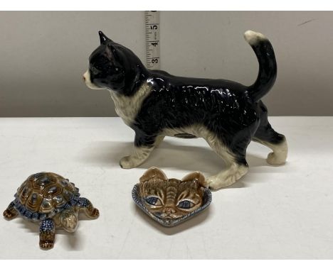 A vintage Cooper craft ceramic cat and two pieces of wade 