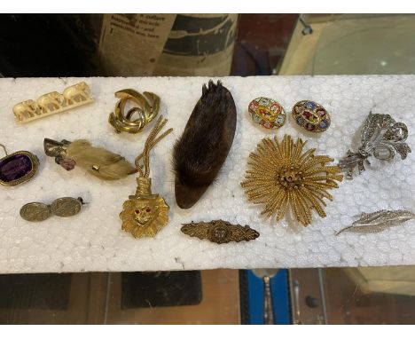 A selection of assorted vintage brooches 