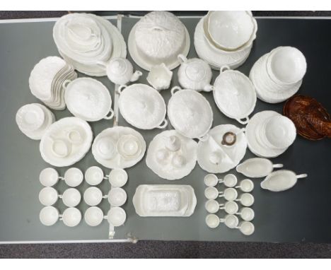 Wedgwood Countryware dinner and tea service, mostly twelve place setting, approximately 150 pieces in total