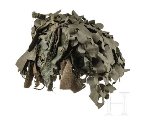 Camouflage-Helm Mk II, Großbritannien, 1970er - 1980er Jahre Stahl, graugrün rau lackiert (berieben), darüber ein Tarnnetz mi