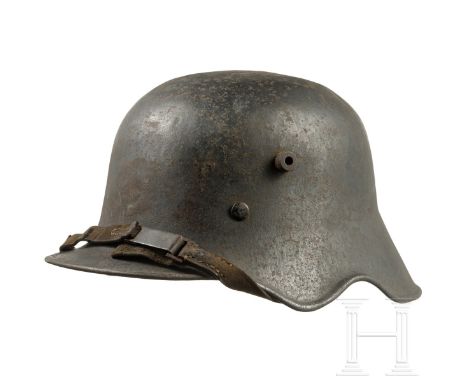 Stahlhelm M 18 mit Ohrenausschnitt, deutsch, 1920er Jahre  Stahl mit dunkelgrauer Oberfläche (berieben, Rostspuren), seitlich