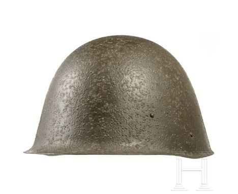 Stahlhelm M 31, Polen, um 1939  Stahl, olivbraun rau lackiert (berieben, Rostspuren), innen am Scheitel die Tintenstempel "Lu