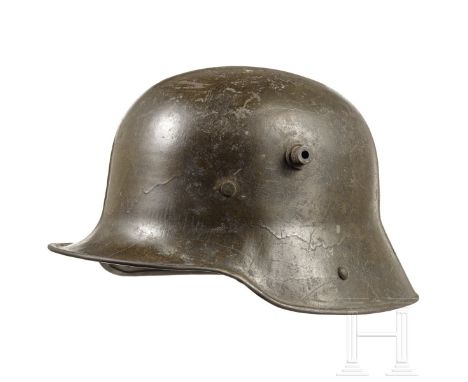 Stahlhelm ähnlich M 16 (deutsch), ausländisch, 1920er - 1930er Jahre  Stahl, in dunkler, olivgrüner Farbe lackiert (stark ber