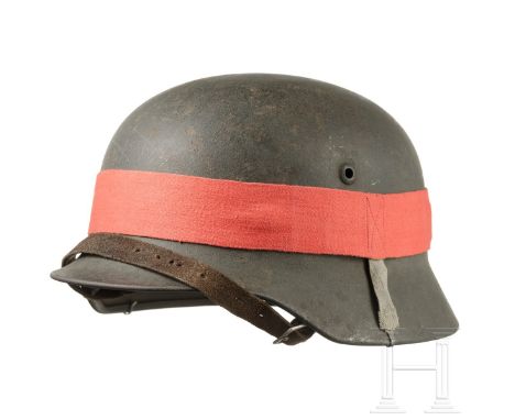 Stahlhelm M 35 mit Manöverband, deutsch, 1935 - 1945  Stahl, feldgrau rau lackiert (etwas berieben, Rostspuren), Rand gebörde