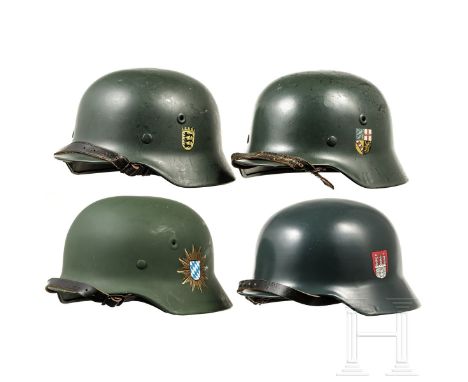 Vier Stahlhelme der Polizei der BRD, 1960er - 1980er Jahre  Stahlhelm der Polizei Bayern mit Abzeichen. Stahlhelm der Polizei