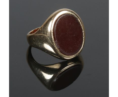 A 9ct Gold signet ring, set with agate stone. Size K. Total weight: 2.88g  