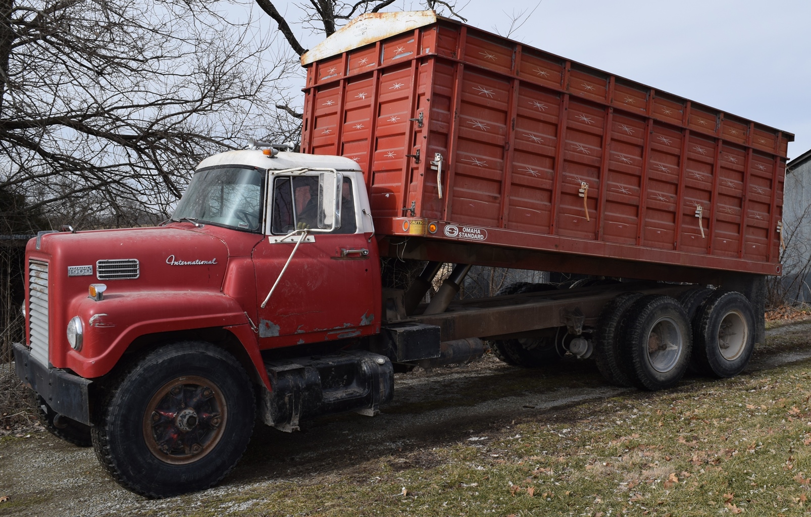 Lot 1078 - Lot 1078 1965 International Fleetstar 1900 grain truck with ...