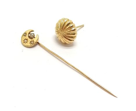 Antique unmarked 18ct gold tie pin in the form of a crescent moon set with pearls - 6cm t/w unmarked 18ct gold odd earring - 