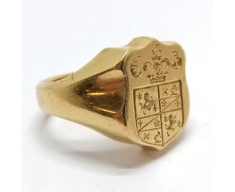 Antique 18ct marked gold armourial crest signet ring - size K &amp; 13.2g in an antique retail box 