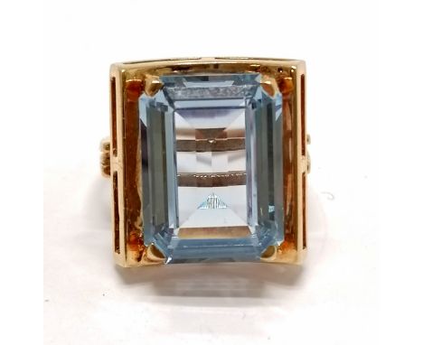 Indistinctly marked gold blue stone set ring with unusual setting - size R &amp; 7.5g total weight 