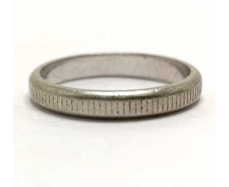 Platinum band ring with milled decoration - size M &amp; 4.2g 