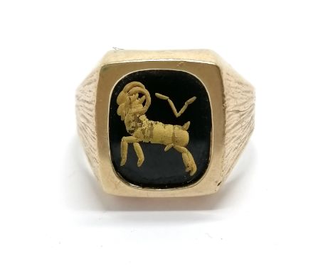 9ct hallmarked gold signet ring with Aries design onyx panel - size U &amp; 5.9g total weight 