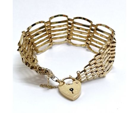 9ct hallmarked gold 7 bar gate link bracelet with heart padlock clasp - 11.4g 