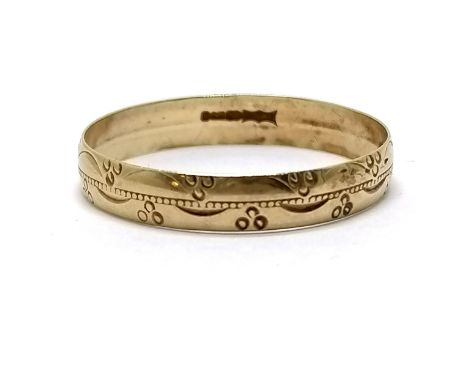 9ct hallmarked gold band ring with engraved detail - size Z &amp; 1.3g (approx 3.8mm wide) 