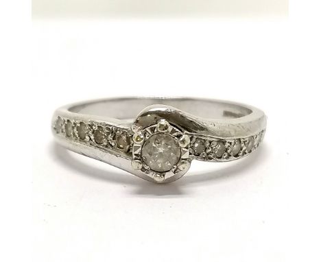 9ct hallmarked white gold solitaire diamond ring with diamond set crossover shoulders - size M &amp; 2.9g total weight 