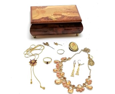 Wooden Italian music box containing small qty of jewellery inc 9ct gold ring 'Mum' (0.8g &amp; has been cut), celtic earrings