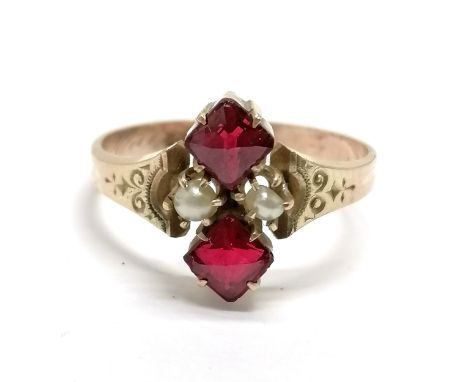 Antique unmarked gold garnet / pearl ring with inscription to inside of shank 'B Williams' - size Q &amp; 2.3g total weight 
