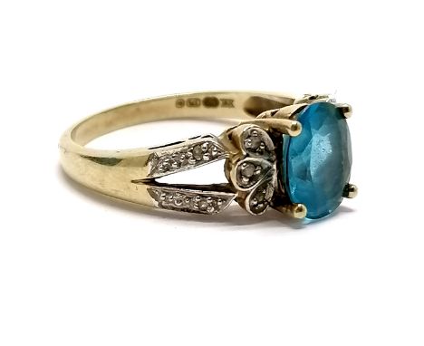 9ct hallmarked gold diamond &amp; blue stone set ring - size R &amp; 4.1g total weight 